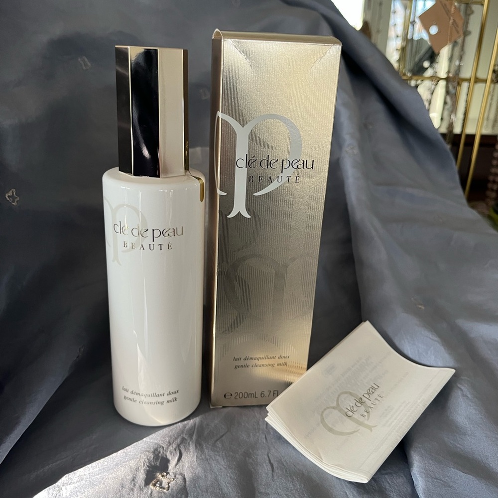 cle' de peau Gentle Cleansing Milk NEW SEALED 
200ml / 6.7oz